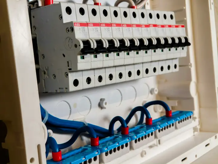 Fila de interruptores automáticos y diferenciales en un cuadro