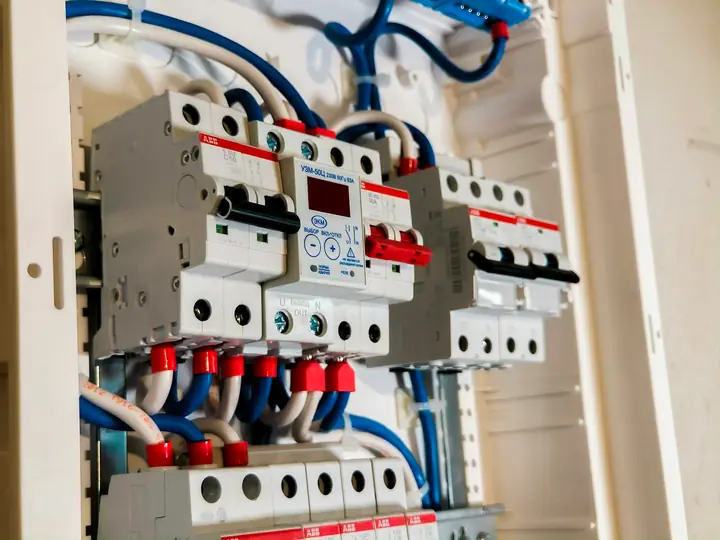 Cuadro eléctrico doméstico con magnetotérmicos y cableado ordenado