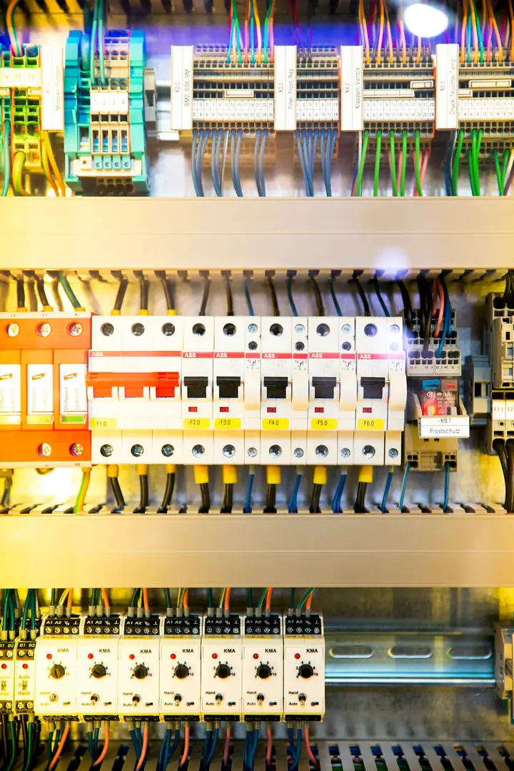 Cuadro eléctrico con interruptores automáticos iluminado